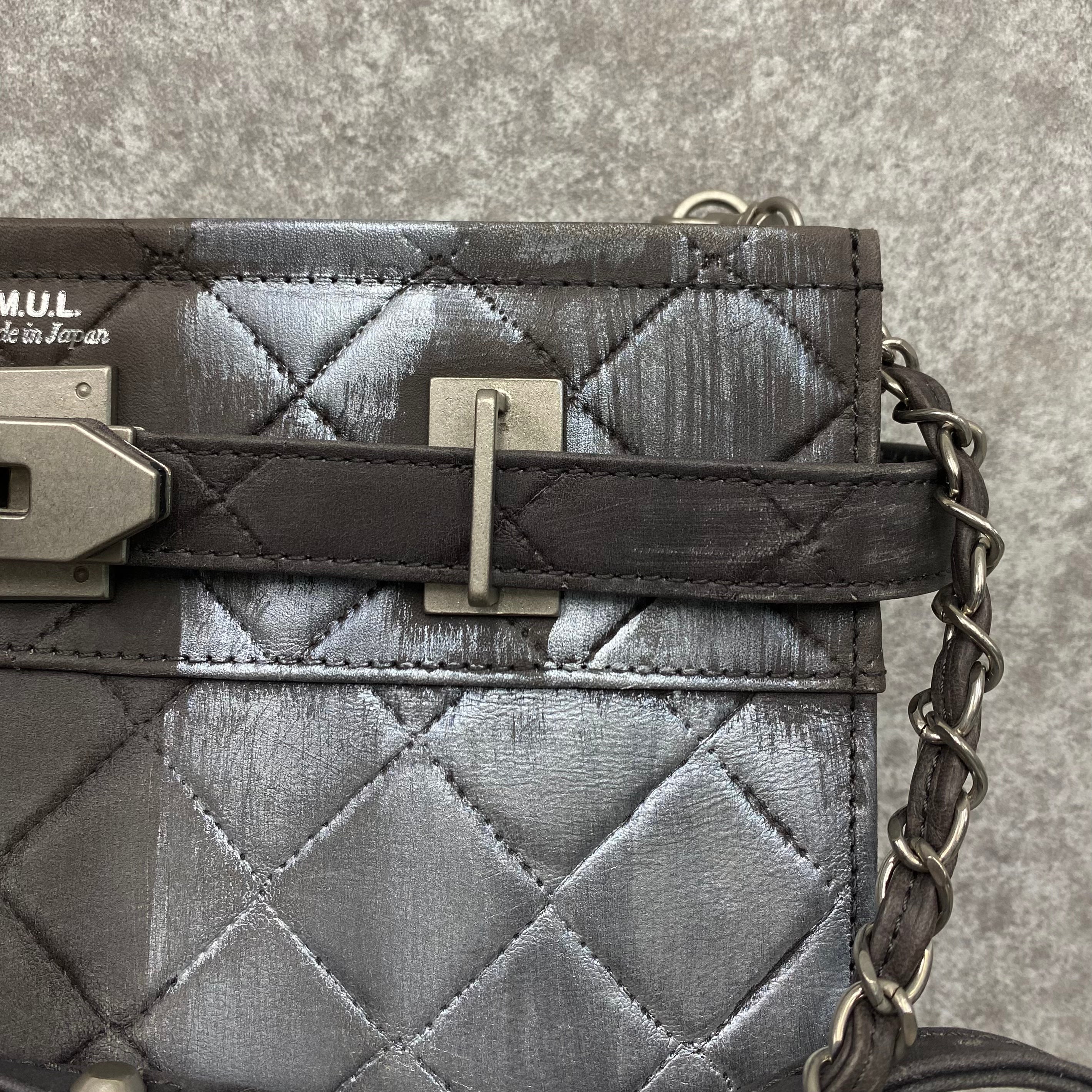 【MUL105-SL-3】レイヤードウォレットショルダー キルティング型押し(グレー) シルバーライン(右)　※10/29〜11/2より順次配送