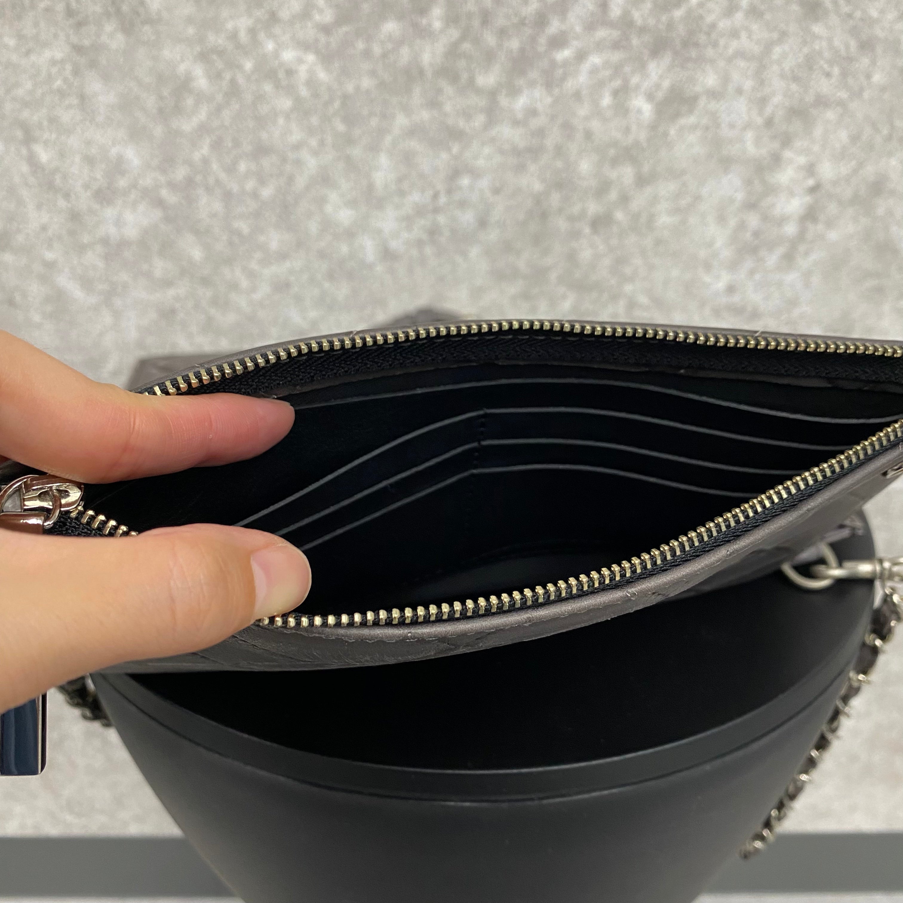 【MUL105-SL-4】レイヤードウォレットショルダー キルティング型押し(グレー) シルバーライン(左)　※10/29〜11/2より順次配送