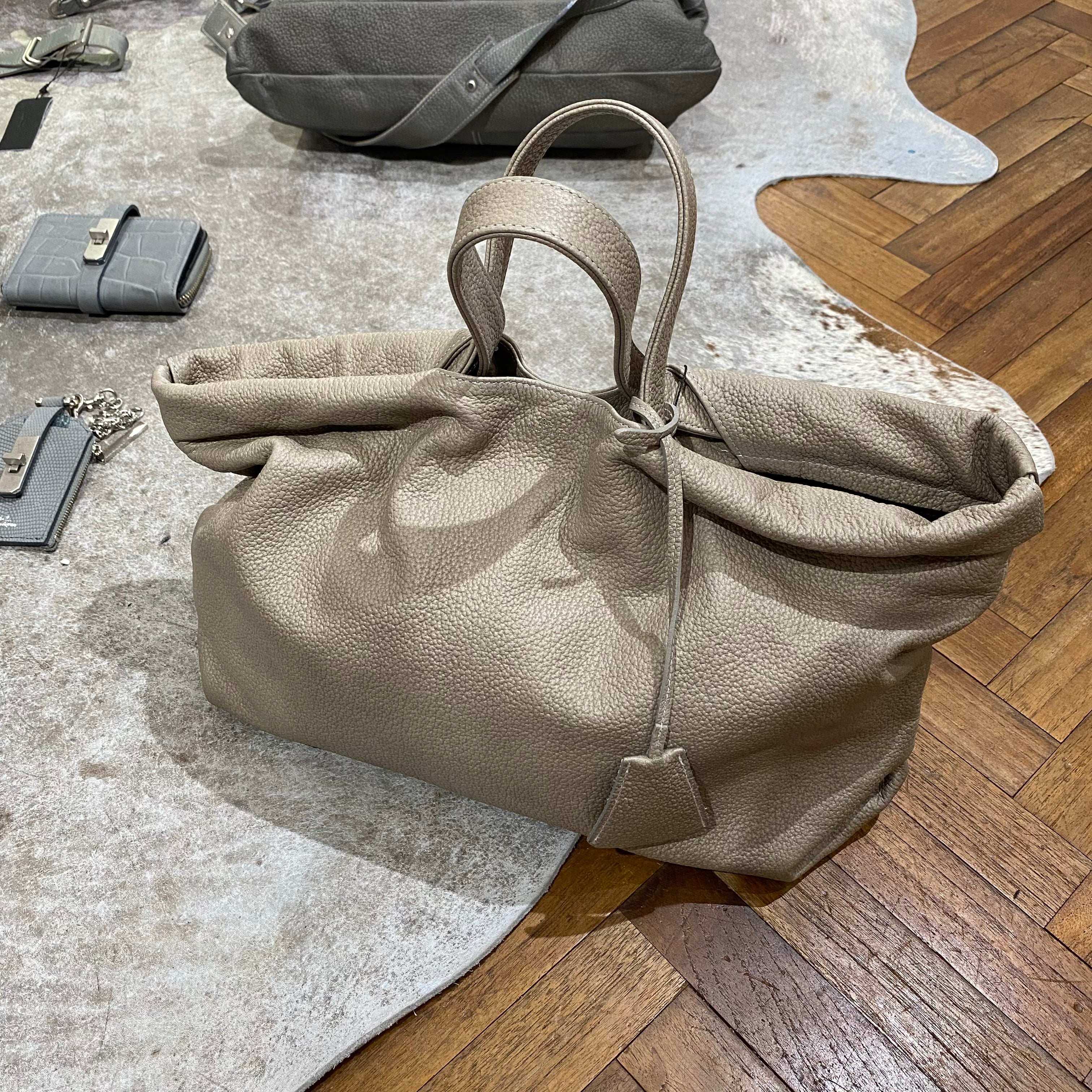 ⚠️予約【M.U.L.】ベントトート シボ型押し -グレージュ-　※R7. 6月末納品予定