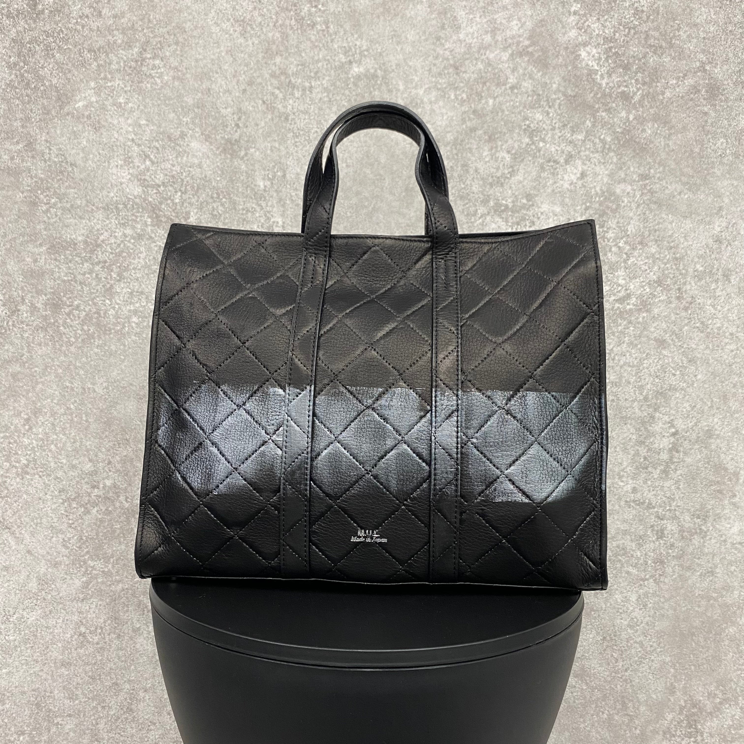 【MUL041-SL-2】スクエアトートS  キルティング型押し(ブラック) シルバー横ライン　※10/29〜11/2より順次配送
