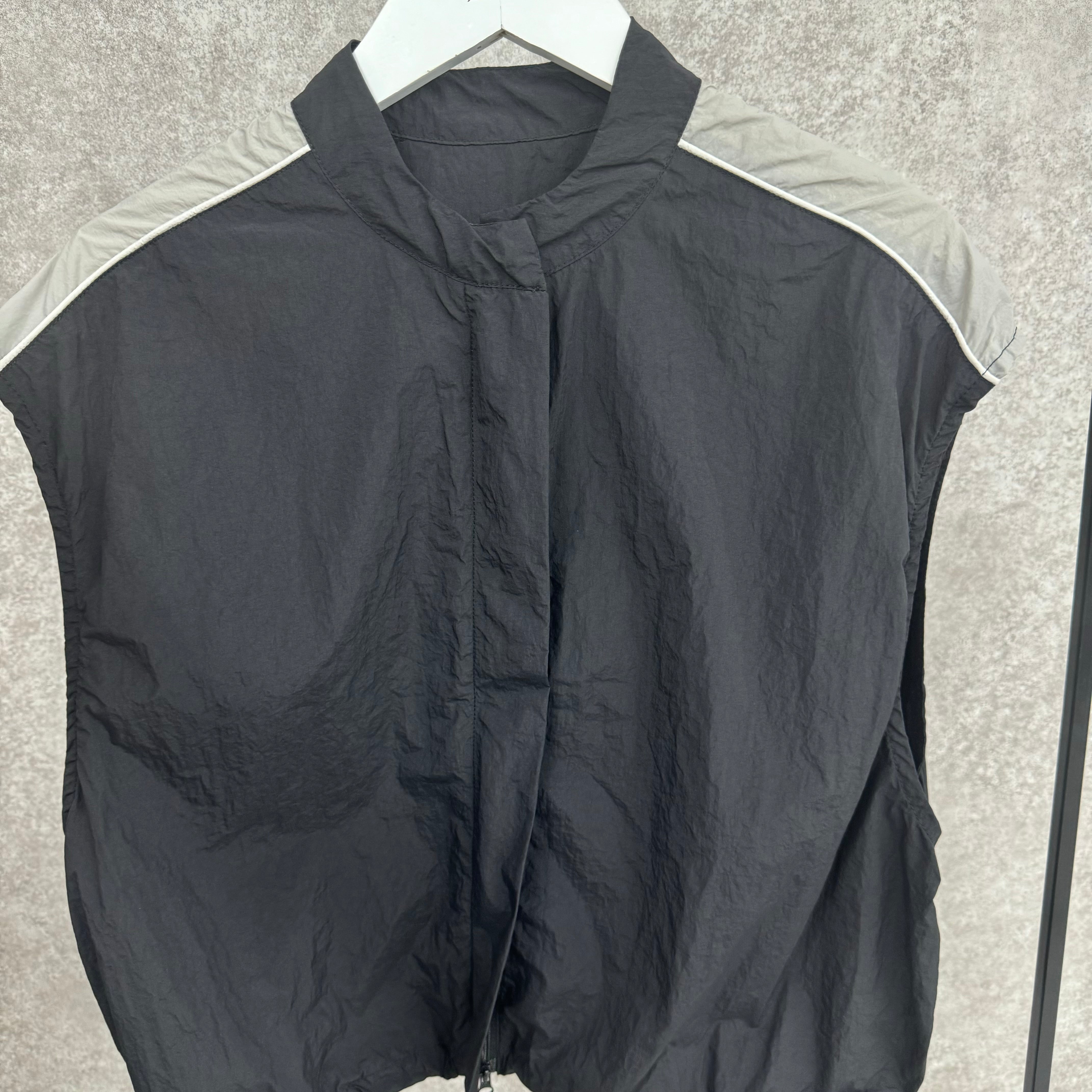 配色ラインノースリーブトップス -ブラック-　※5/21〜27頃より順次配送予定