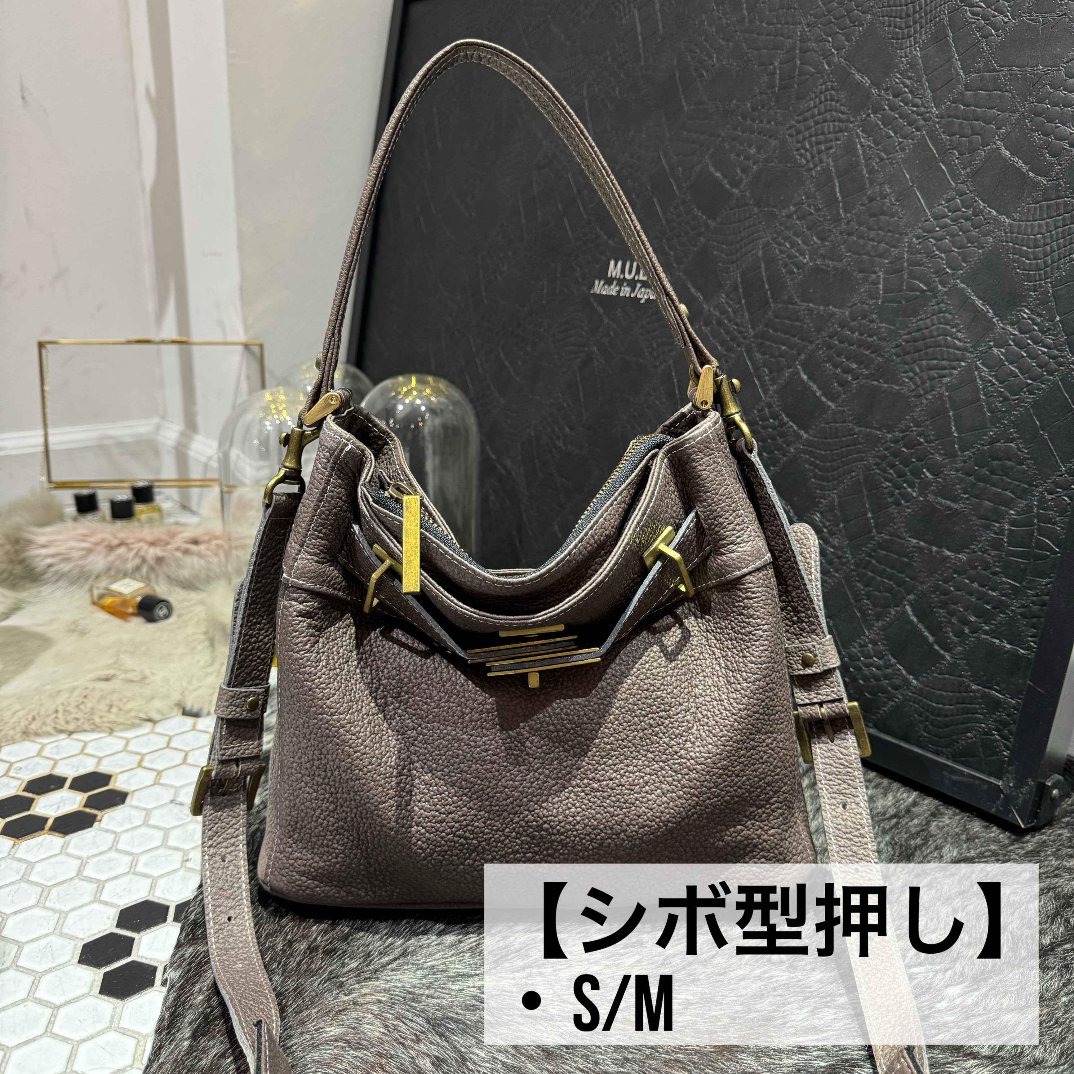 ⚠️予約【M.U.L.】ワンハンドル2wayショルダー　シボ型押し　マットゴールド金具　 -ダークグレージュ-  ※キーストラップは別売りになります。　※R7. 6月末納品予定