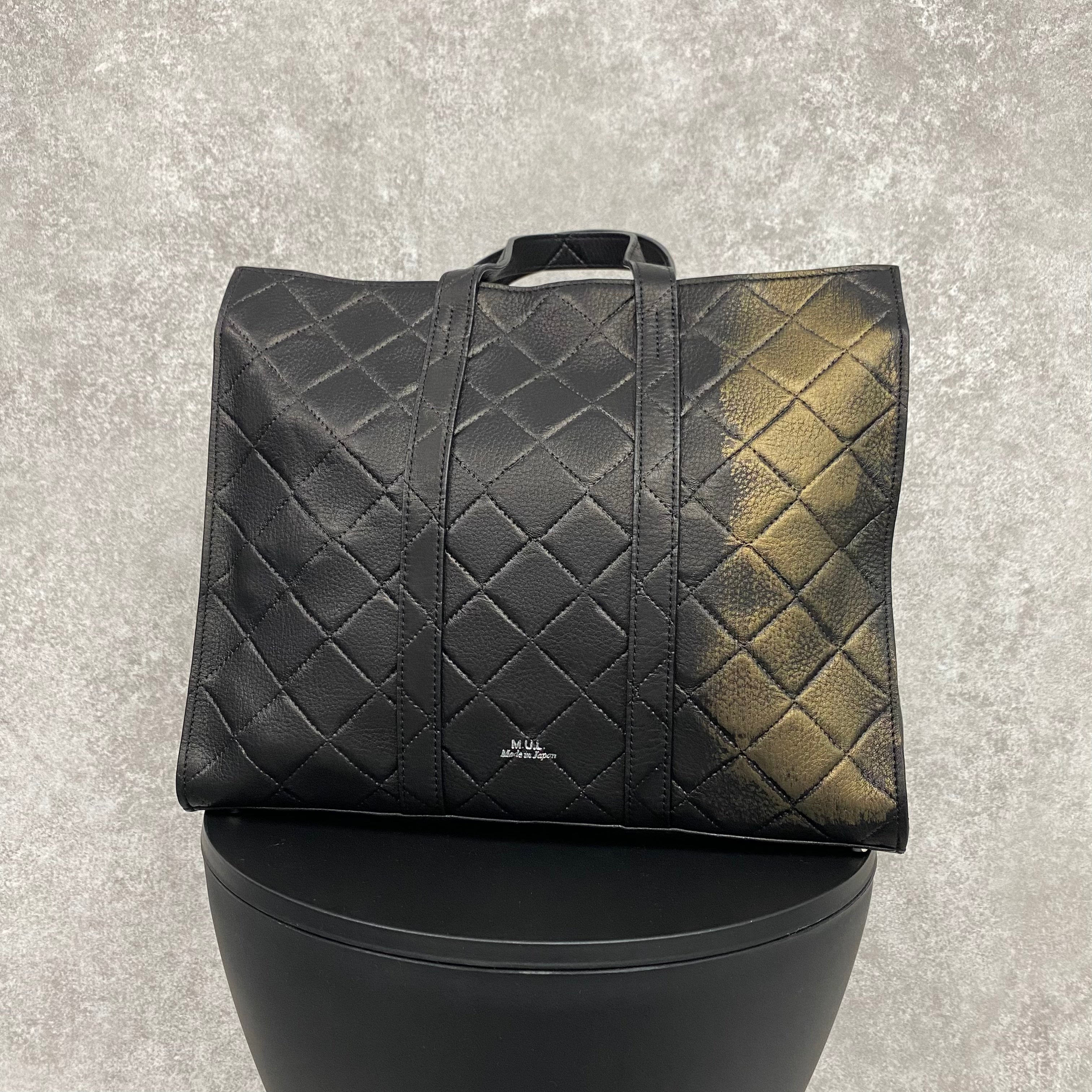 【MUL041-GL-1】スクエアトートS  キルティング型押し(ブラック) ゴールド縦ライン　※10/29〜11/2より順次配送