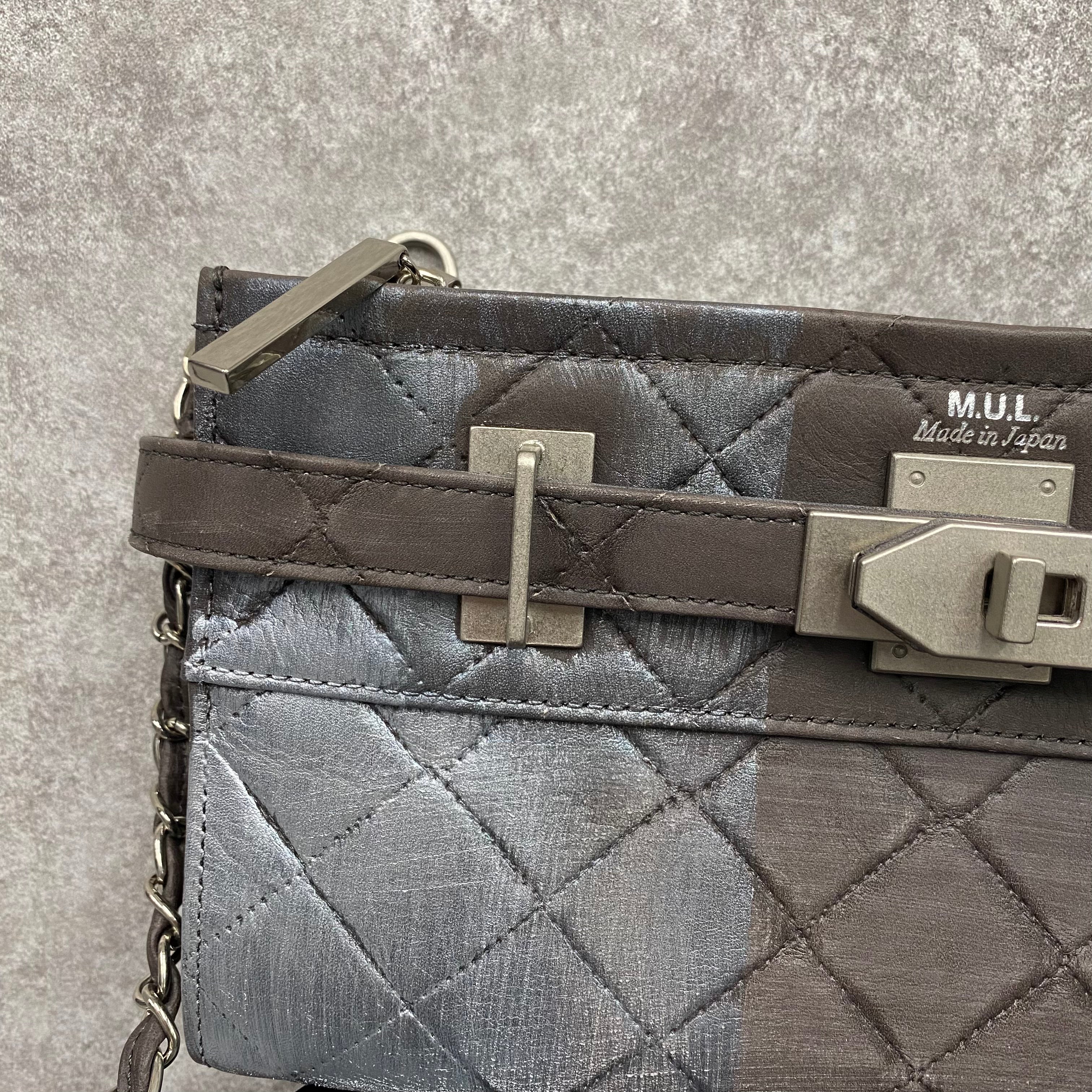 【MUL105-SL-4】レイヤードウォレットショルダー キルティング型押し(グレー) シルバーライン(左)　※10/29〜11/2より順次配送