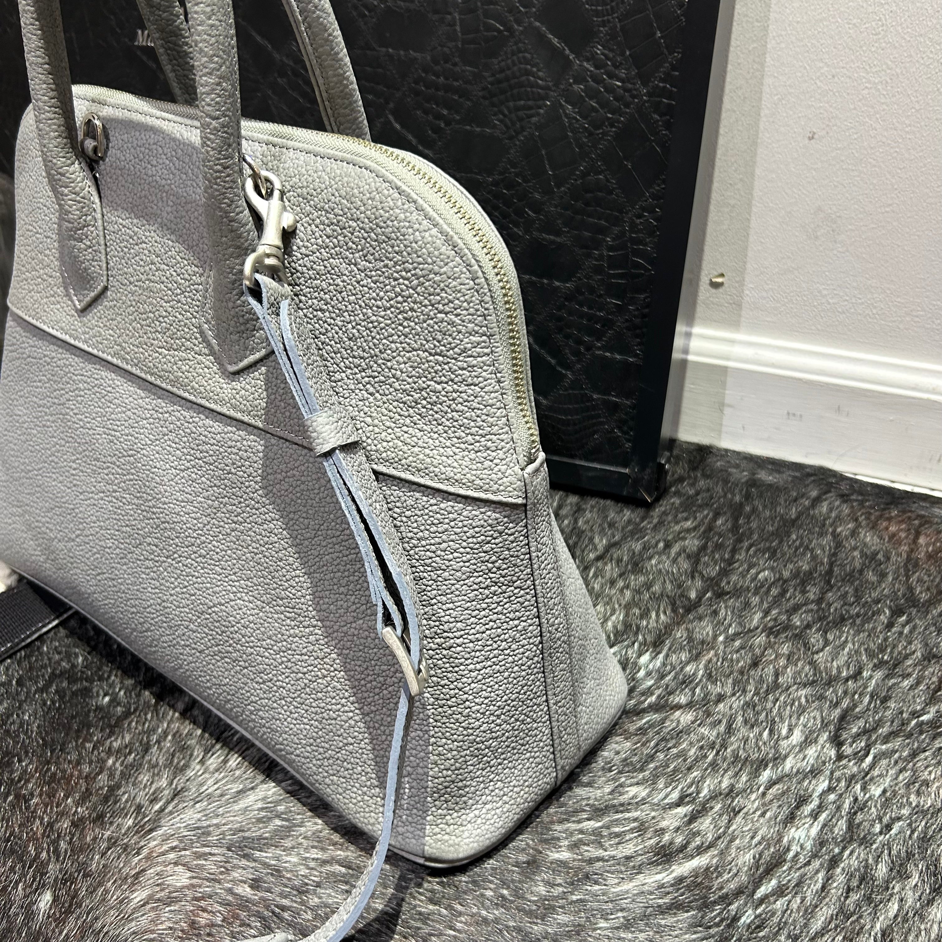 ⚠️予約【M.U.L.】ラウンドトート　シボ型押し  -アイスグレー-　※R7. 6月末納品予定