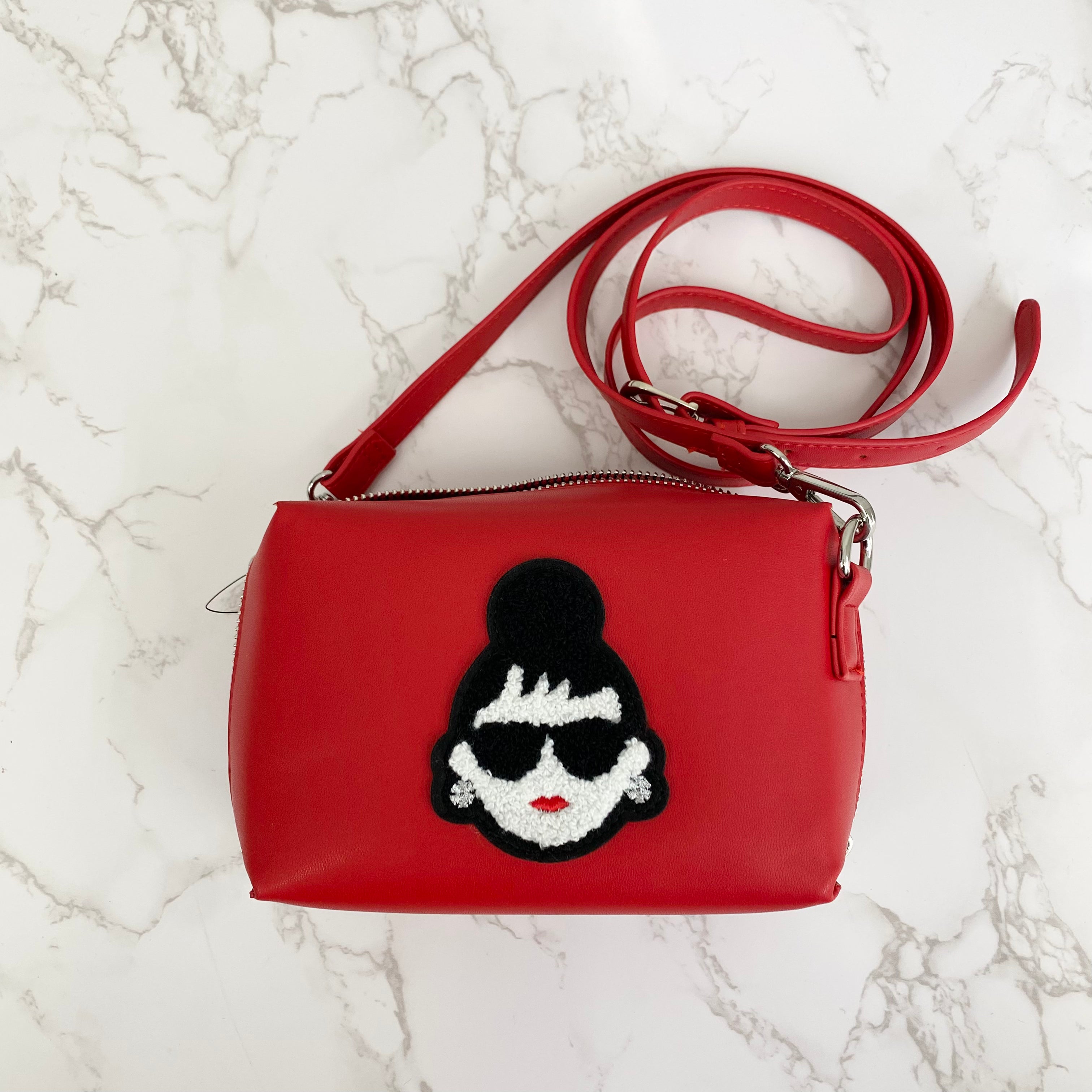 【HAPPYFACE】エマ フェイス刺繡 PUレザーショルダーバッグ レッド　※3/19~3/25迄に順次配送予定