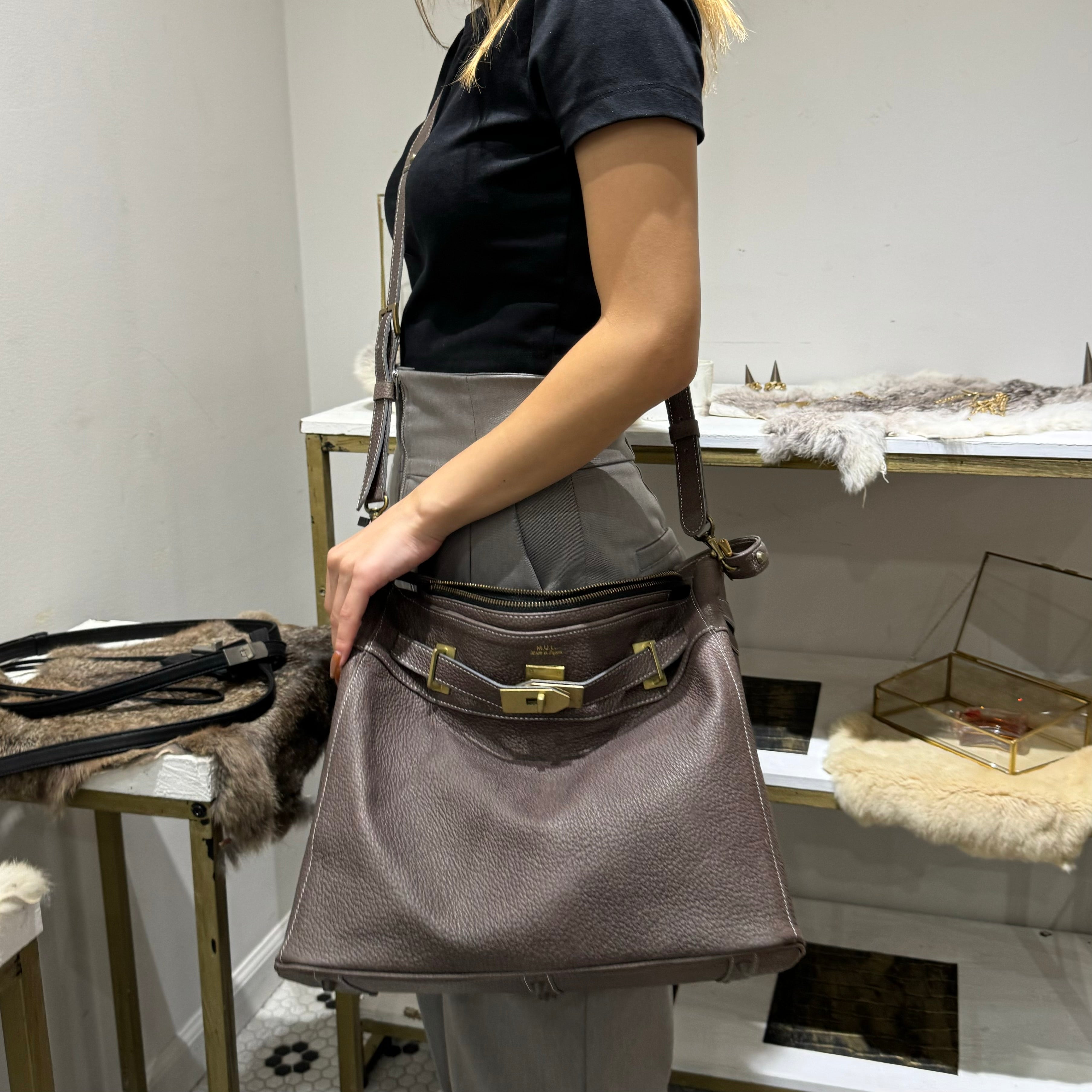 ⚠️予約【M.U.L.】ワンハンドル2wayショルダー　シボ型押し　マットゴールド金具　 -ダークグレージュ-  ※キーストラップは別売りになります。　※R7. 6月末納品予定