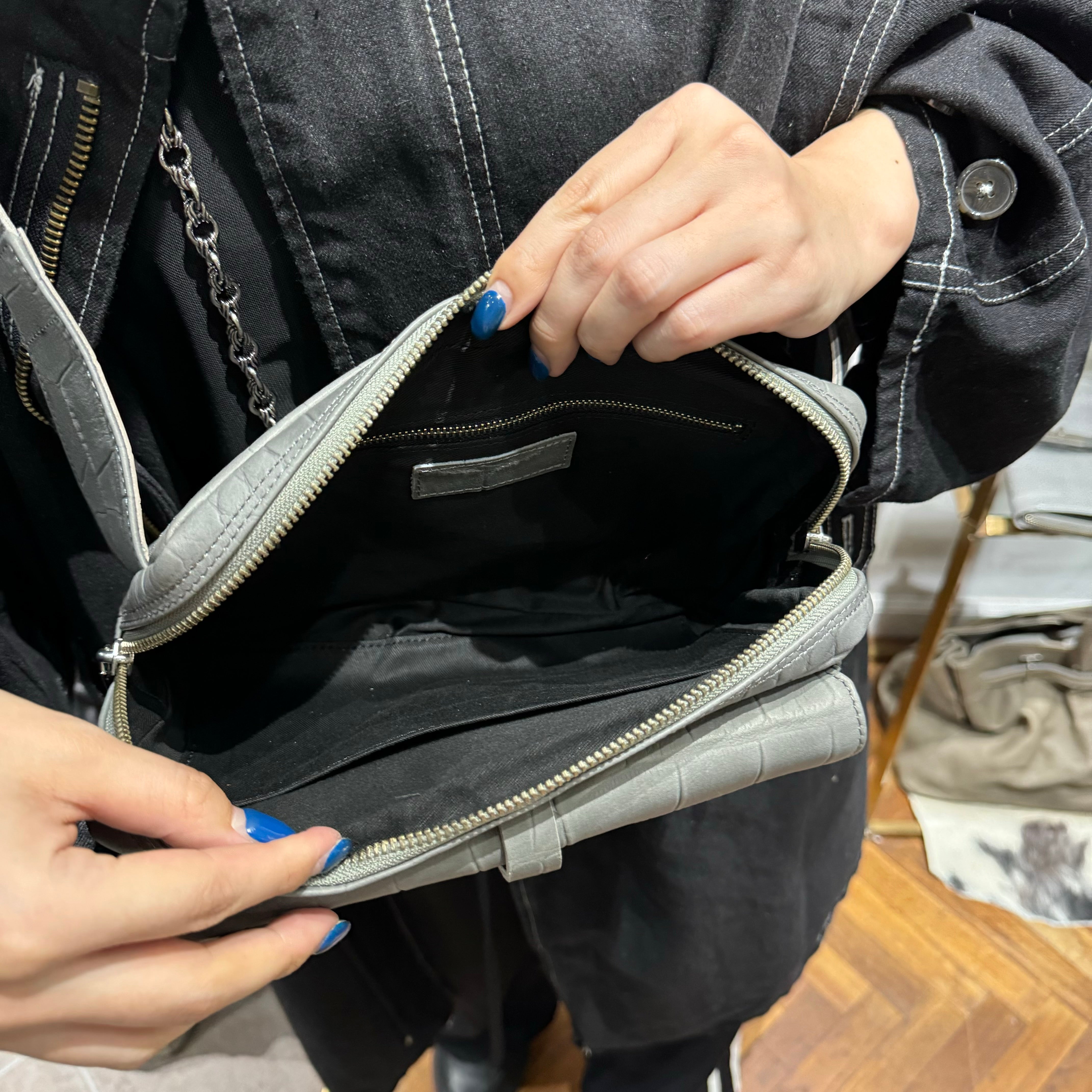 ⚠️予約【M.U.L.】 ボディバック　-アイスグレー-　※R7. 6月末納品予定