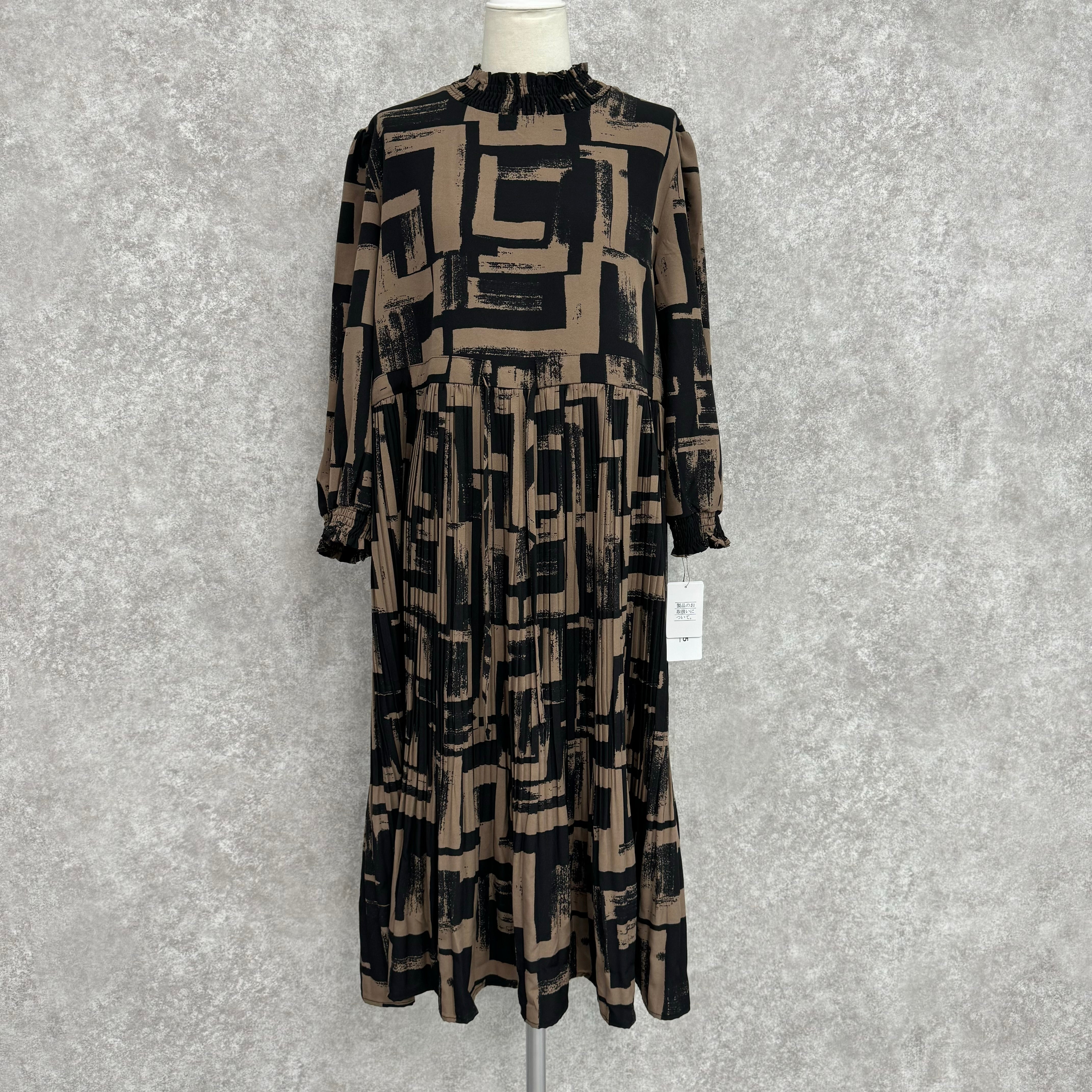 幾何柄プリーツワンピース　ベージュ　※10/15-21頃より順次配送予定