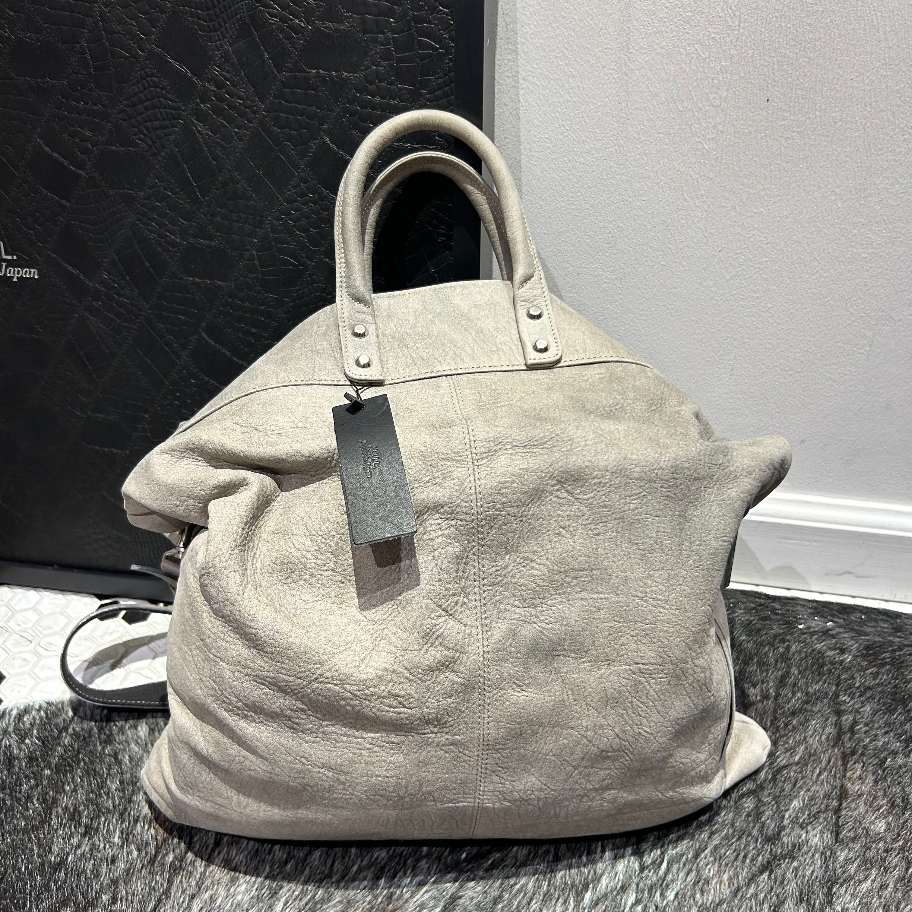 ⚠️予約【M.U.L.】stud series ヘルメットバック　-エンボス グレージュ-  　※R7. 6月末納品予定