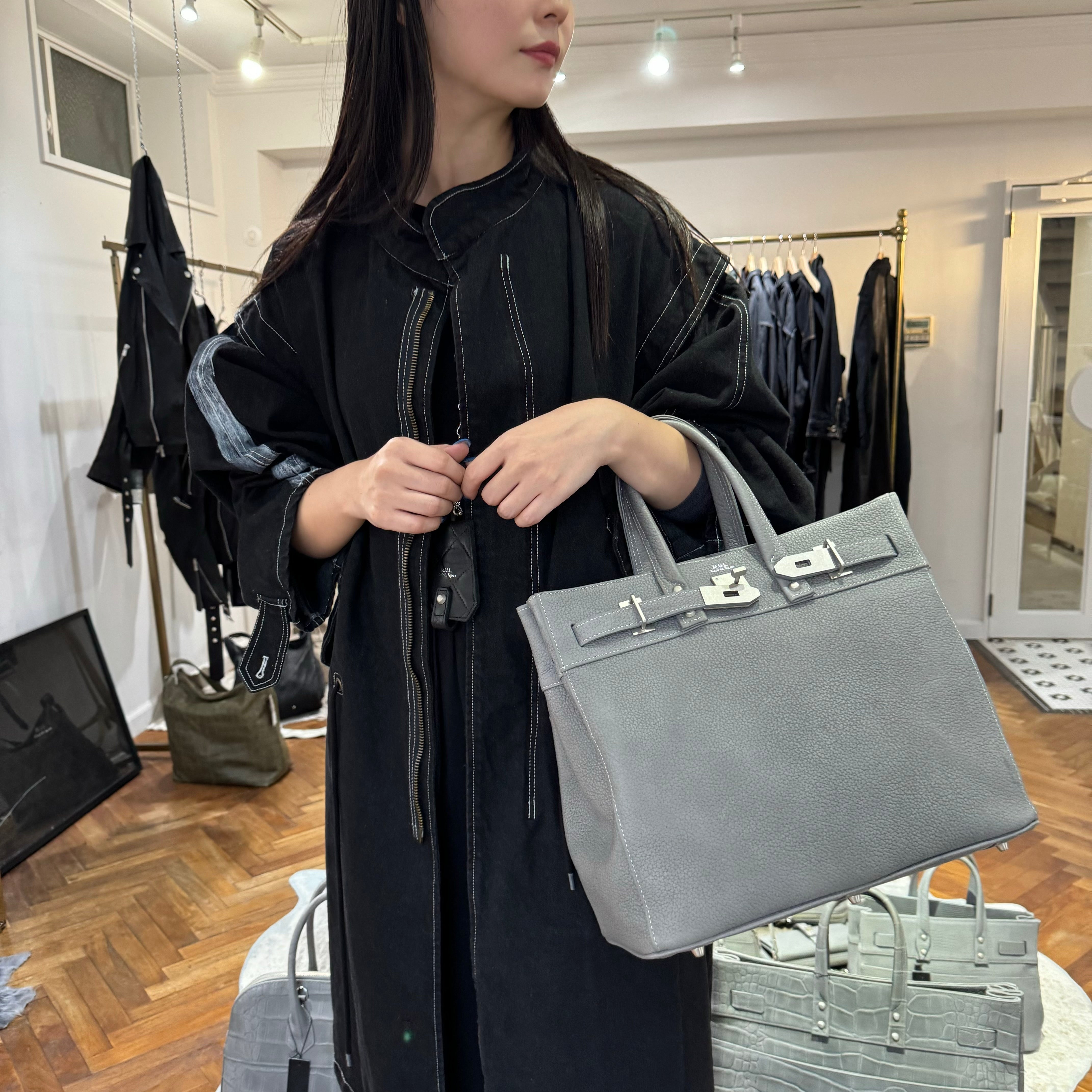 ⚠️予約【M.U.L.】stud seriesトート　シボ型押し  -アイスグレー-  ※R7. 6月末納品予定