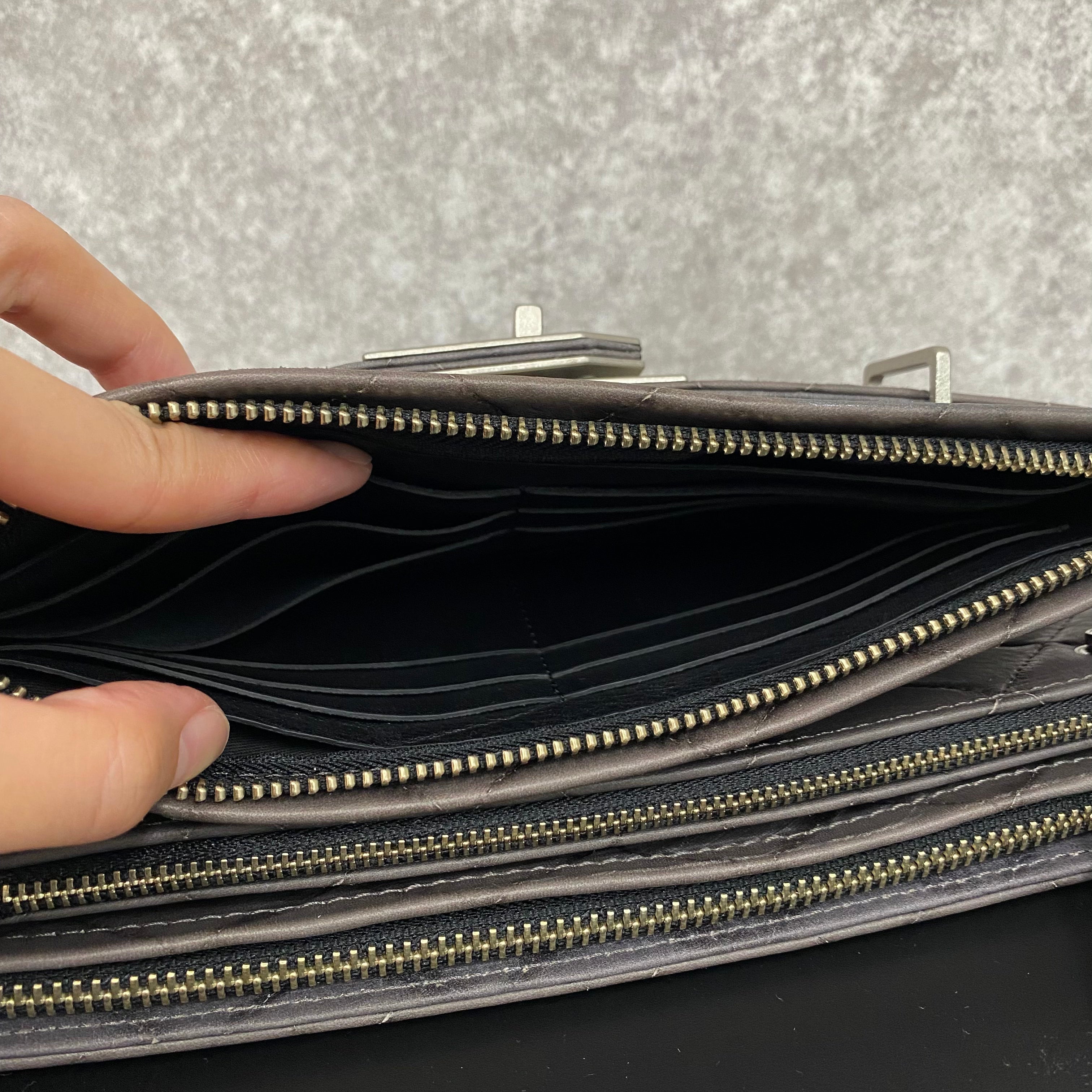 【MUL105-SL-4】レイヤードウォレットショルダー キルティング型押し(グレー) シルバーライン(左)　※10/29〜11/2より順次配送