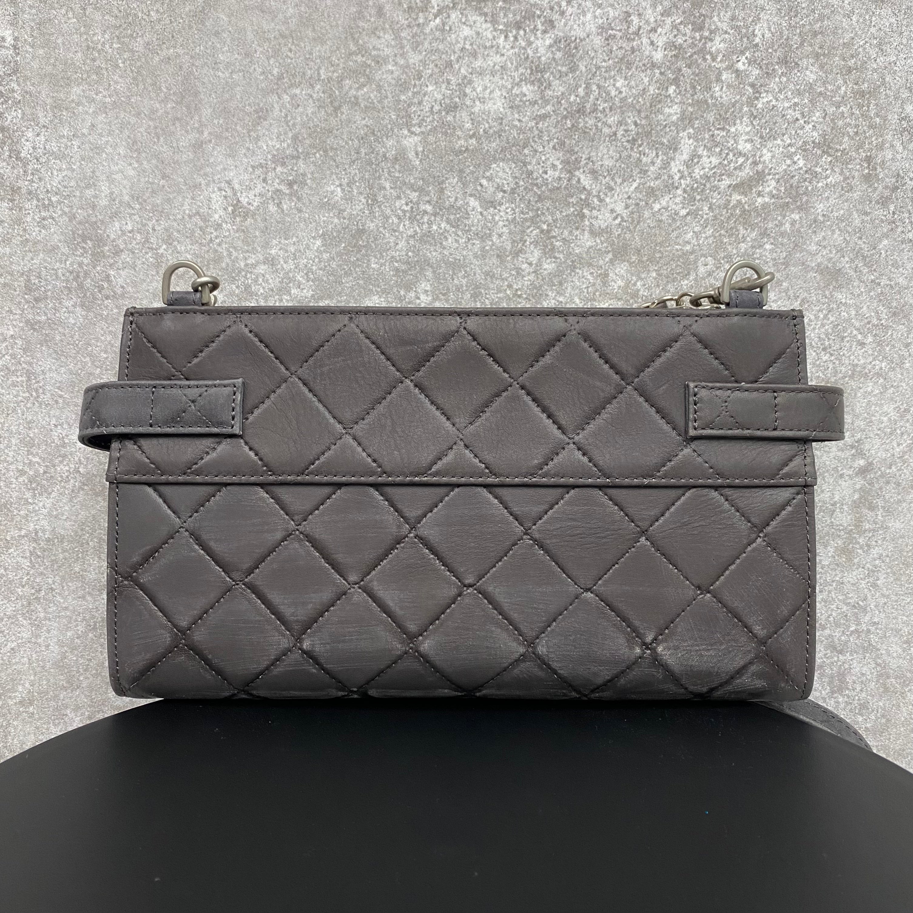 【MUL105-SL-3】レイヤードウォレットショルダー キルティング型押し(グレー) シルバーライン(右)　※10/29〜11/2より順次配送