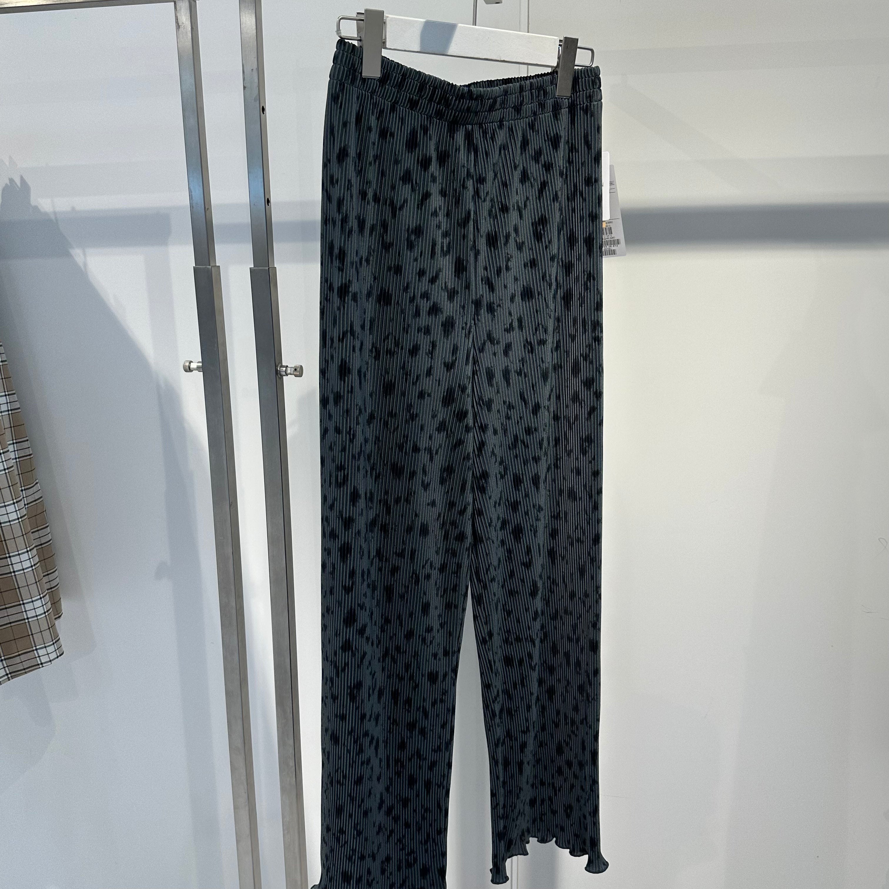 モダンガラクリスタルプリーツパンツ　グレー　※11月上旬〜中旬より順次配送