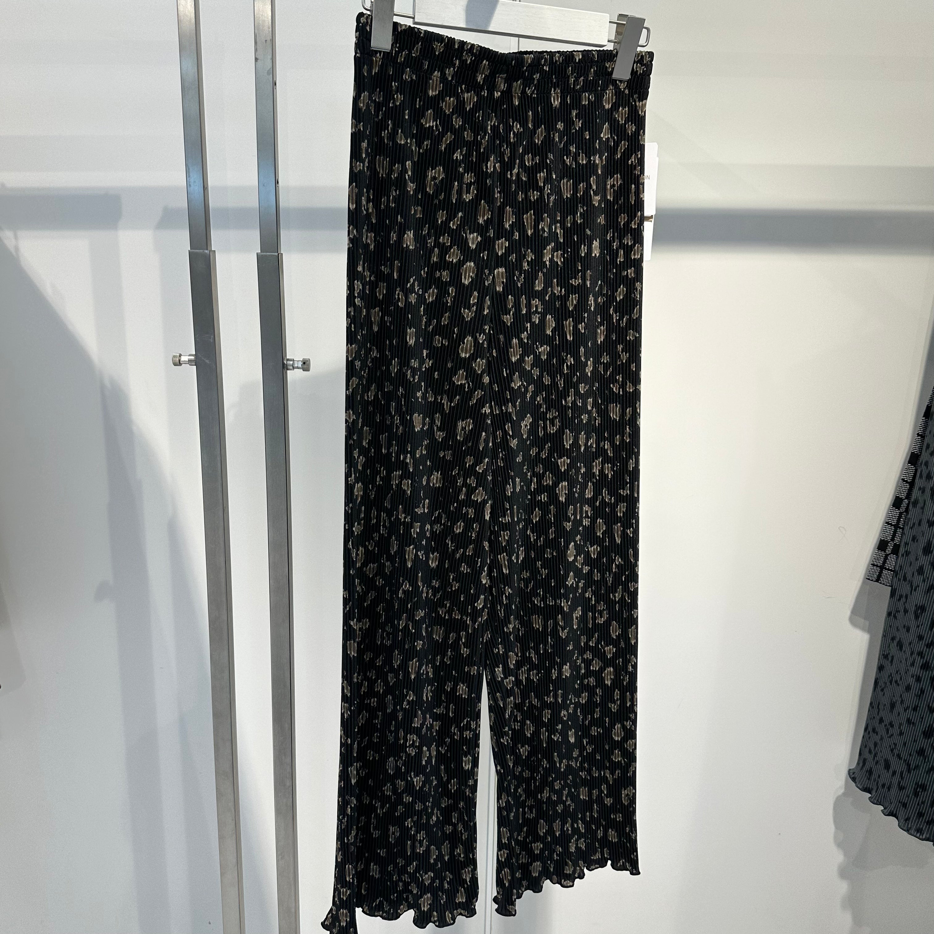 モダンガラクリスタルプリーツパンツ　ブラック　※11月上旬〜中旬より順次配送