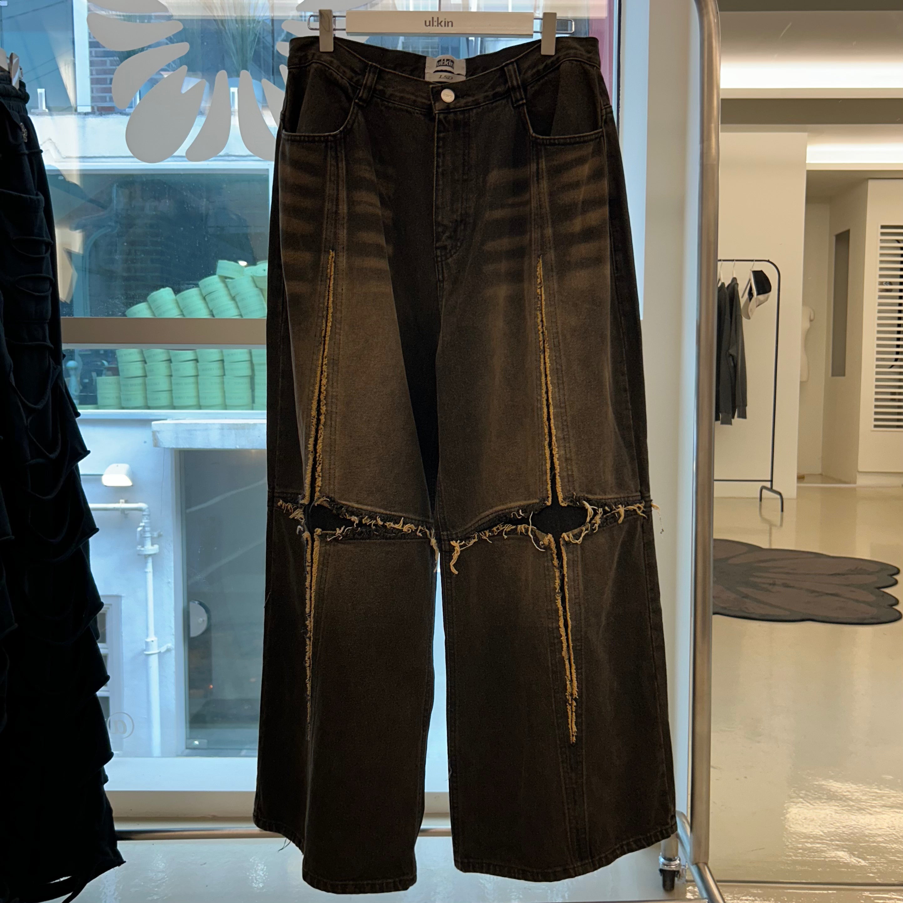 ※予約商品【ULKIN】Cross Raw Edge Denim Pants_Black　※12月頃より順次配送予定