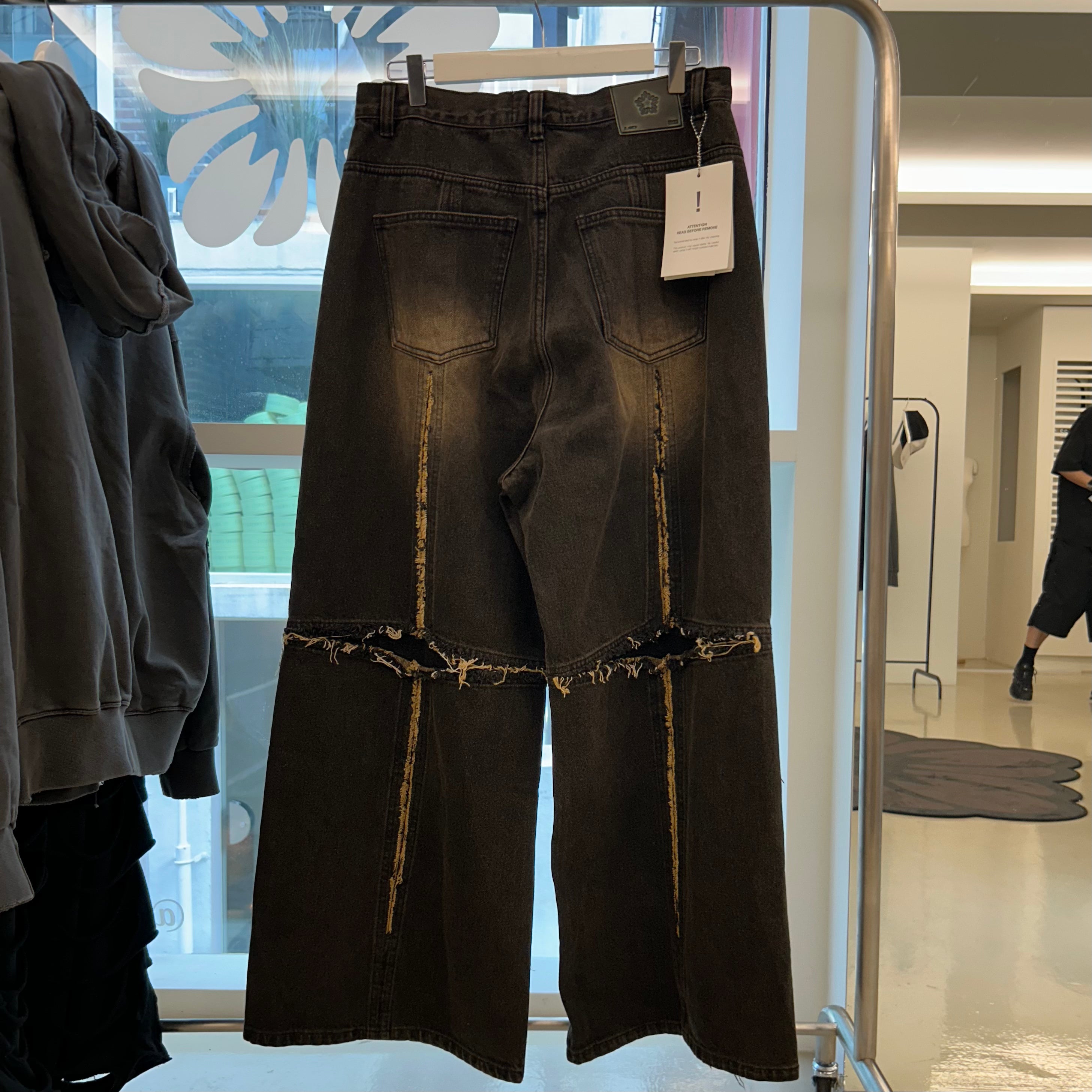 ※予約商品【ULKIN】Cross Raw Edge Denim Pants_Black　※12月頃より順次配送予定