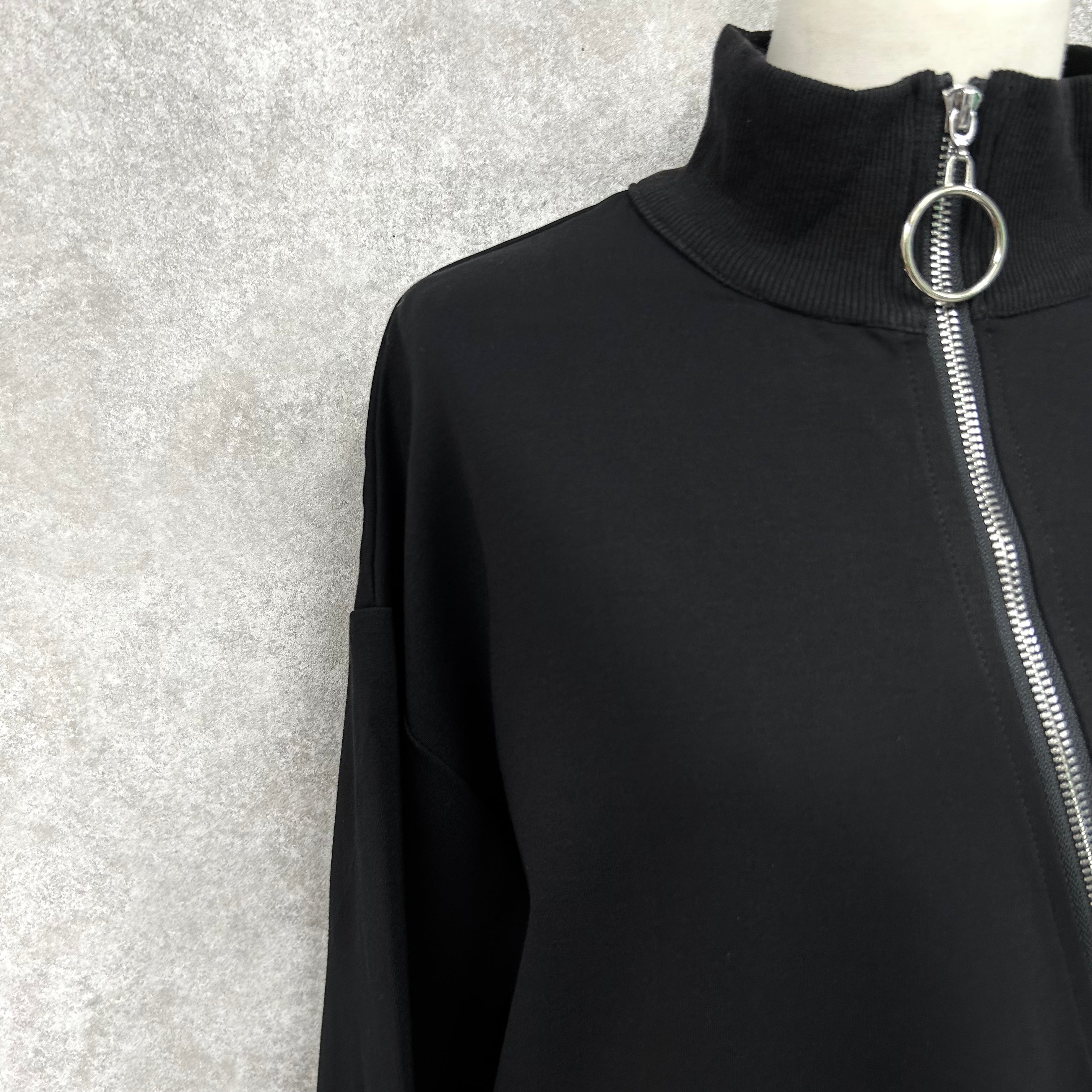 アシンメトリージップデザイントップス　-ブラック-　※10/15-21頃より順次配送予定