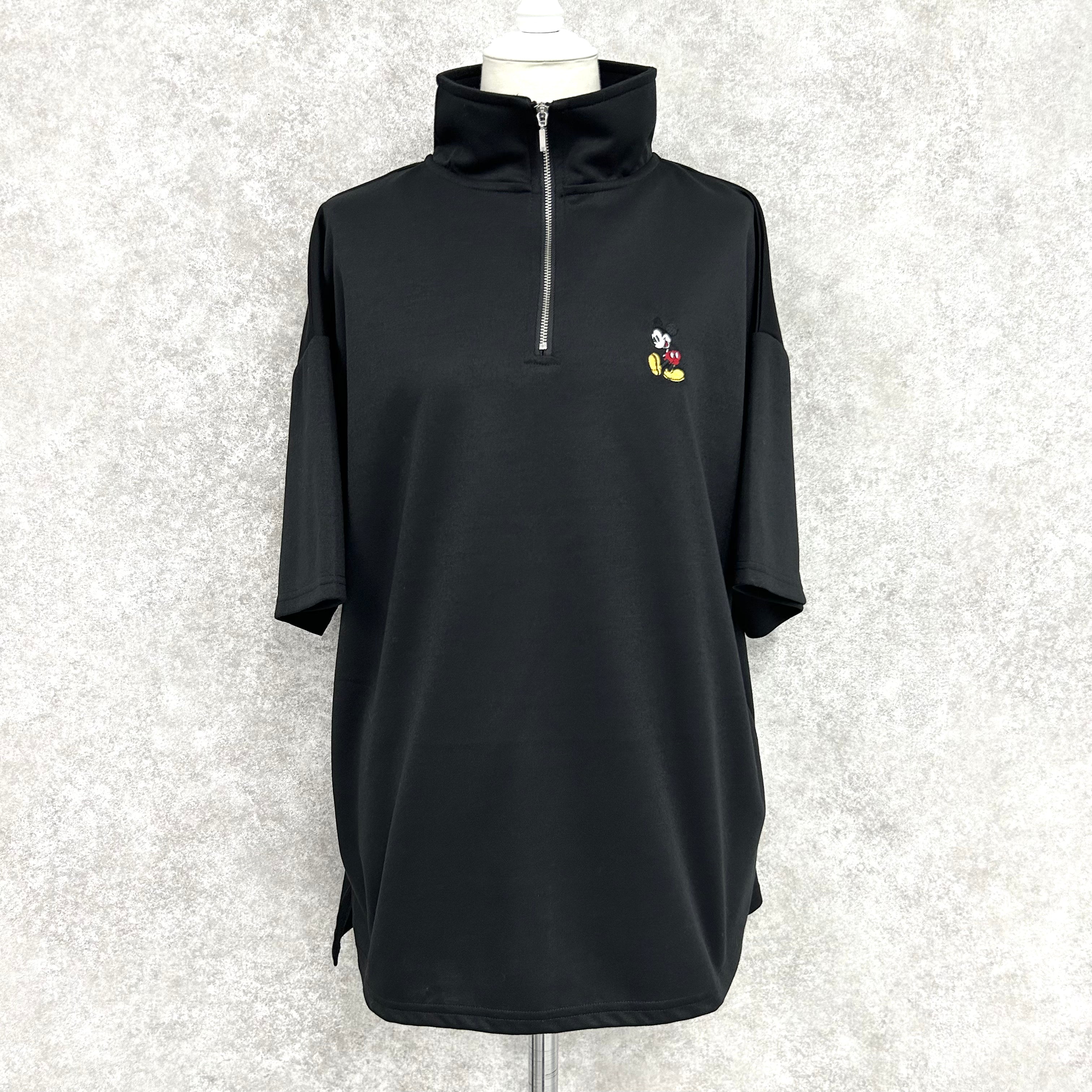 ハーフジップワンポイントミッキートップス　※10/15-21頃より順次配送予定