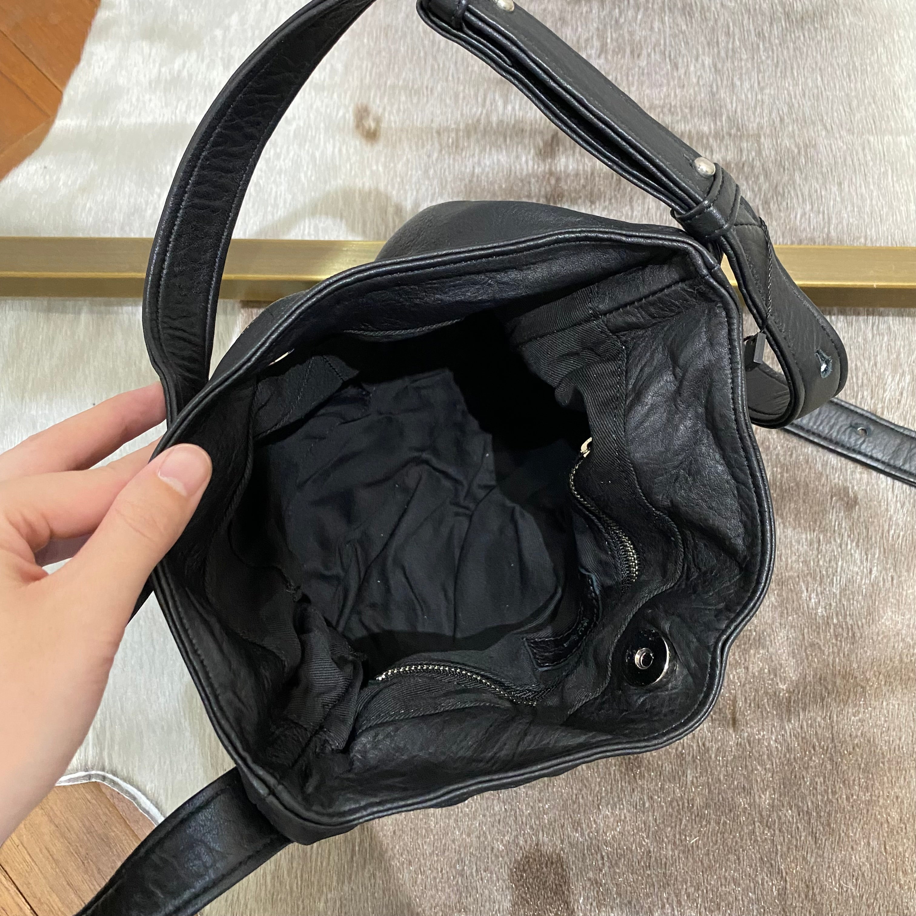 ⚠️予約【M.U.L.】テールショルダー(洗い加工) -ブラック-　※R7. 6月末納品予定