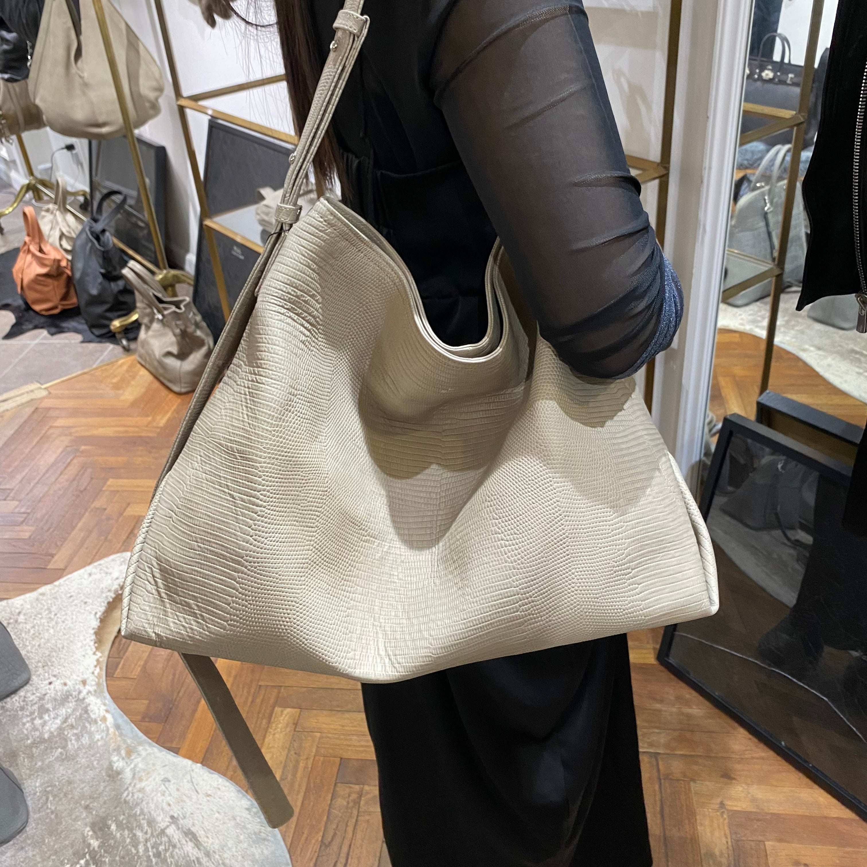 ⚠️予約【M.U.L.】テールショルダー -グレージュ-　※R7. 6月末納品予定